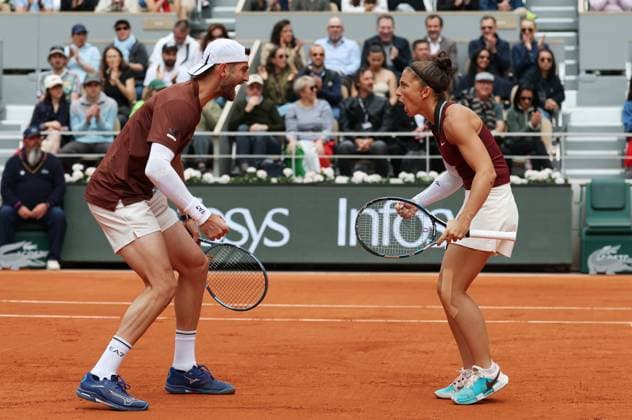 (250605) -- PARIS, June 5, 2025 -- Sara Errani(R) Andrea Vavassori celebrate during the mixed doubles final match between Taylor Townsend Evan King of the United States and Sara Errani Andrea Vavassori of Italy at the French Open tennis tournament at Roland Garros, Paris, France, June 5, 2025. ) (SP)FRANCE-PARIS-TENNIS-FRENCH OPEN-MIXED DOUBLES-FINAL GaoxJing 