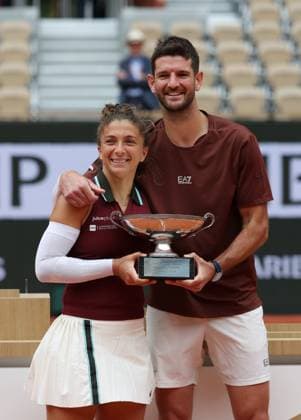 (250605) -- PARIS, June 5, 2025 -- Sara Errani(L) Andrea Vavassori celebrate during the awarding ceremony after the mixed doubles final match between Taylor Townsend Evan King of the United States and Sara Errani Andrea Vavassori of Italy at the French Open tennis tournament at Roland Garros, Paris, France, June 5, 2025. ) (SP)FRANCE-PARIS-TENNIS-FRENCH OPEN-MIXED DOUBLES-FINAL GaoxJing 