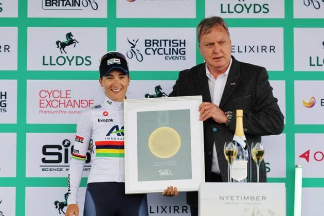 2025 Lloyds Tour of Britain Women Picture by Alex Whitehead SWpix.com -Picture by Alex Whitehead SWpix.com - 05 06 2025 - Cycling - UCI Women s World Tour - 2025 Lloyds Tour of Britain Women - Stage 1: Dalby Forest to Redcar - Kim Le Court Pienaar (AG Insurance - Soudal Team) winner of stage 1 with Bob Howden president of British cycling Copyright: x xSWpix.comx(t axPhotographyxHubxLtd)xAlexxWhitehead SWpix.comx SWP-2944-0077