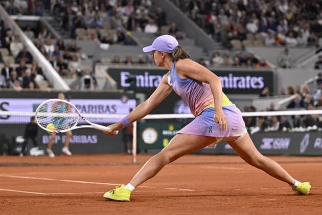 2025 Roland-Garros - Day 12 PARIS, FRANCE - JUNE 5: Iga Swiatek of Poland in action against Aryna Sabalenka (not seen) during the Women s Singles semi-final match on Day Twelve of the 2025 French Open at Court Philippe-Chatrier in Paris, France on June 5, 2025. Burak Akbulut Anadolu Paris France. Editorial use only. Please get in touch for any other usage.  Copyright: x2025xAnadoluxBurakxAkbulutx