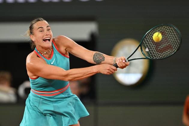 2025 Roland-Garros - Day 12 PARIS, FRANCE - JUNE 5: Aryna Sabalenka in action against Iga Swiatek (not seen) of Poland during the Women s Singles semi-final match on Day twelve of the 2025 French Open at Court Philippe-Chatrier in Paris, France on June 5, 2025. Mustafa Yalcin Anadolu Paris France. Editorial use only. Please get in touch for any other usage.  Copyright: x2025xAnadoluxMustafaxYalcinx