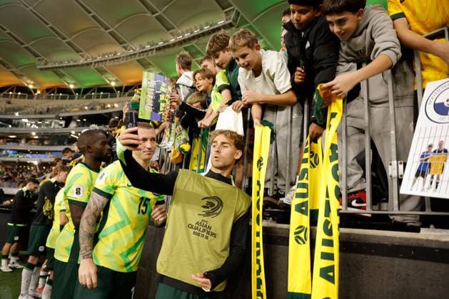 SOCCER AUSTRALIA JAPAN, Ryan Teague of the Socceroos takes a selfie after the 2026 FIFA men s World Cup qualifier match between Australia Socceroos and Japan Samurai Blue at Optus Stadium in Perth, Thursday, June 5, 2025. ( NO ARCHIVING, EDITORIAL USE ONLY PERTH WESTERN AUSTRALIA AUSTRALIA  Copyright: xRICHARDxWAINWRIGHTx 20250606177344077777
