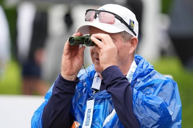 RBC Canadian Open 2025 - Round One CALEDON, CANADA - JUNE 5 : A volunteer uses binoculars to watch golf during the first round of the RBC Canadian Open 2025 at TPC Toronto at Osprey Valley in Caledon, Ontario, Canada on June 05, 2025. Mert Alper Dervis Anadolu Ontario Canada. Editorial use only. Please get in touch for any other usage.  Copyright: x2025xAnadoluxMertxAlperxDervisx