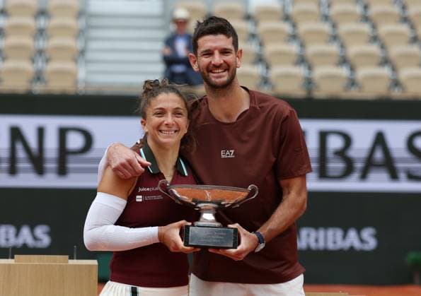 (250605) -- PARIS, June 5, 2025 -- Sara Errani(L) Andrea Vavassori celebrate during the awarding ceremony after the mixed doubles final match between Taylor Townsend Evan King of the United States and Sara Errani Andrea Vavassori of Italy at the French Open tennis tournament at Roland Garros, Paris, France, June 5, 2025. ) (SP)FRANCE-PARIS-TENNIS-FRENCH OPEN-MIXED DOUBLES-FINAL GaoxJing 
