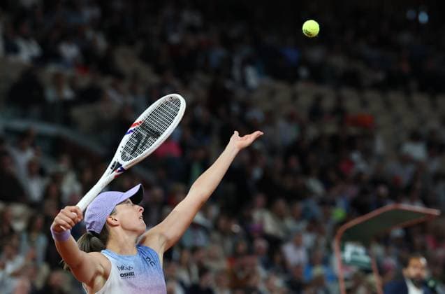 (250605) -- PARIS, June 5, 2025 -- Iga Swiatek serves during the women s singles semifinal between Aryna Sabalenka of Belarus and Iga Swiatek of Poland at the French Open tennis tournament at Roland Garros, Paris, France, June 5, 2025. ) (SP)FRANCE-PARIS-TENNIS-FRENCH OPEN-WOMEN S SINGLES-SEMIFINAL GaoxJing 