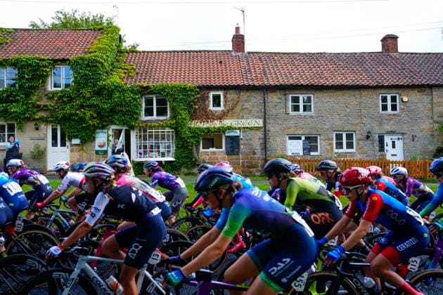 2025 Lloyds Tour of Britain Women Picture by Olly Hassell SWpix.com - 05 06 2025 - Cycling - UCI Women s World Tour - 2025 Lloyds Tour of Britain Women - Stage 1: Dalby Forest to Redcar -The Peloton goes through Hutton Le Hole Copyright: x xSWpix.comx(t axPhotographyxHubxLtd)xOllyxHassell SWpix.comx SWP-2945-0066