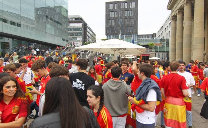 Fans in der Stadt vor dem Spiel Frankreich-Spanien , UEFA Nations League , Fußball , in Stuttgart , Baden-Württemberg , Deutschland . Juni 05, 2025 . Photo by: Davide Elias Ipa Photo Pressefoto DENL Copyright: xDavidexEliasx