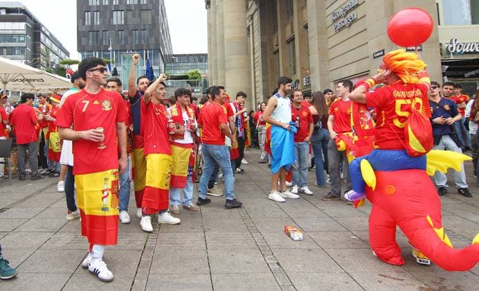 Fans in der Stadt vor dem Spiel Frankreich-Spanien , UEFA Nations League , Fußball , in Stuttgart , Baden-Württemberg , Deutschland . Juni 05, 2025 . Photo by: Davide Elias Ipa Photo Pressefoto DENL Copyright: xDavidexEliasx