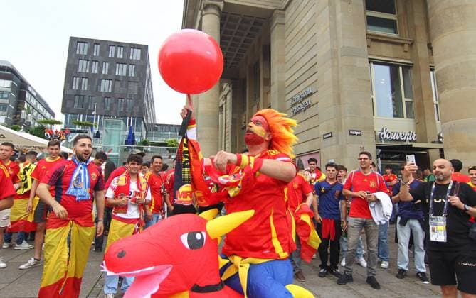Fans in der Stadt vor dem Spiel Frankreich-Spanien , UEFA Nations League , Fußball , in Stuttgart , Baden-Württemberg , Deutschland . Juni 05, 2025 . Photo by: Davide Elias Ipa Photo Pressefoto DENL Copyright: xDavidexEliasx