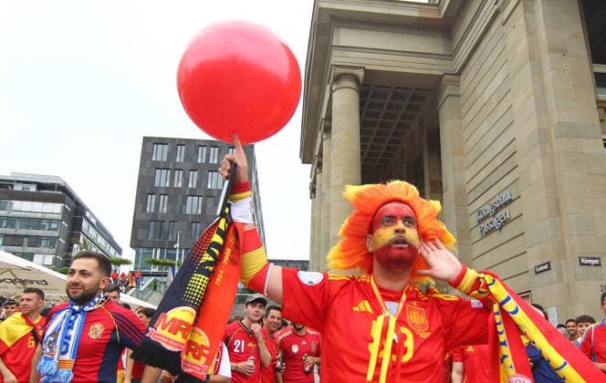 Fans in der Stadt vor dem Spiel Frankreich-Spanien , UEFA Nations League , Fußball , in Stuttgart , Baden-Württemberg , Deutschland . Juni 05, 2025 . Photo by: Davide Elias Ipa Photo Pressefoto DENL Copyright: xDavidexEliasx