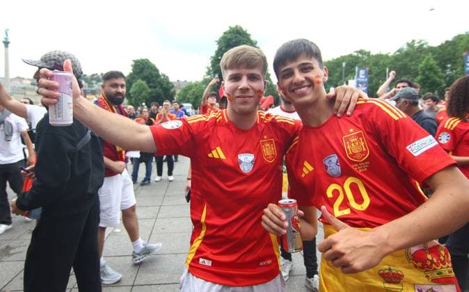 Fans in der Stadt vor dem Spiel Frankreich-Spanien , UEFA Nations League , Fußball , in Stuttgart , Baden-Württemberg , Deutschland . Juni 05, 2025 . Photo by: Davide Elias Ipa Photo Pressefoto DENL Copyright: xDavidexEliasx