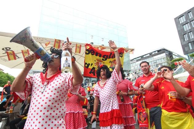 Fans in der Stadt vor dem Spiel Frankreich-Spanien , UEFA Nations League , Fußball , in Stuttgart , Baden-Württemberg , Deutschland . Juni 05, 2025 . Photo by: Davide Elias Ipa Photo Pressefoto DENL Copyright: xDavidexEliasx