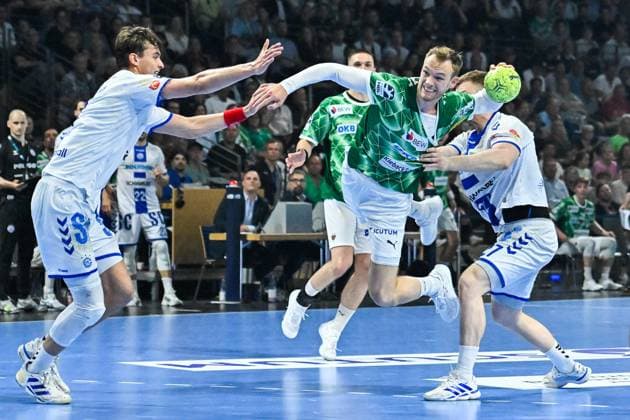 Bilder des Jahres 2025, Sport 06 Juni Sport Themen der Woche KW23 Sport Bilder des Tages Handball, Daikin HBL, Fuechse Berlin - VfL Gummersbach 05.06.2025, xdanx, Handball, Daikin HBL, Fuechse Berlin - VfL Gummersbach v.l. Milos Vujovic (VfL Gummersbach), Mathias Gidsel (Füchse Berlin), Kristjan Horssen (VfL Gummersbach) Zweikampf, Duell, Kampf, tackle Berlin Max Schmeling Halle Berlin Deutschland (DE) *** Handball, Daikin HBL, Fuechse Berlin VfL Gummersbach 05 06 2025, xdanx, Handball, Daikin HBL, Fuechse Berlin VfL Gummersbach v l Milos Vujovic VfL Gummersbach , Mathias Gidsel Füchse Berlin , Kristjan Horssen VfL Gummersbach Zweikampf, Duell, Kampf, tackle Berlin Max Schmeling Halle Berlin Germany EN Copyright: xDanielxLakomskix