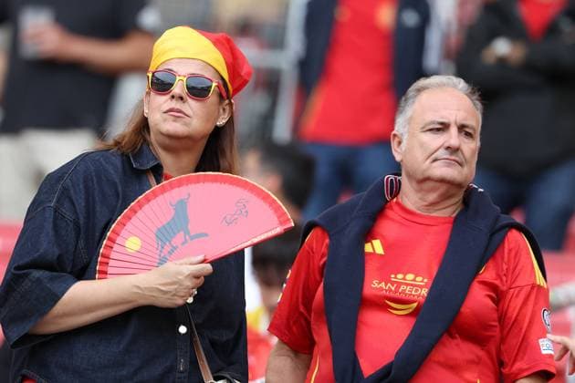 2025.06.05 xJFx UEFA Nations League 2024 25 Halbfinale Spanien - Frankreich v.l., Spanien Fans,Stimmung, Schals, Trikots, Emotionen, vor dem Spiel (UEFA REGULATIONS PROHIBIT ANY USE OF PHOTOGRAPHS as IMAGE SEQUENCES and or QUASI-VIDEO) Copyright: JoaquimxFerreira