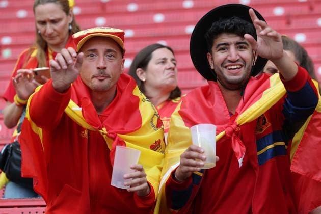2025.06.05 xJFx UEFA Nations League 2024 25 Halbfinale Spanien - Frankreich v.l., Spanien Fans,Stimmung, Schals, Trikots, Emotionen, vor dem Spiel (UEFA REGULATIONS PROHIBIT ANY USE OF PHOTOGRAPHS as IMAGE SEQUENCES and or QUASI-VIDEO) Copyright: JoaquimxFerreira
