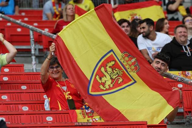 2025.06.05 xJFx UEFA Nations League 2024 25 Halbfinale Spanien - Frankreich v.l., Spanien Fans,Stimmung, Schals, Trikots, Emotionen, vor dem Spiel (UEFA REGULATIONS PROHIBIT ANY USE OF PHOTOGRAPHS as IMAGE SEQUENCES and or QUASI-VIDEO) Copyright: JoaquimxFerreira