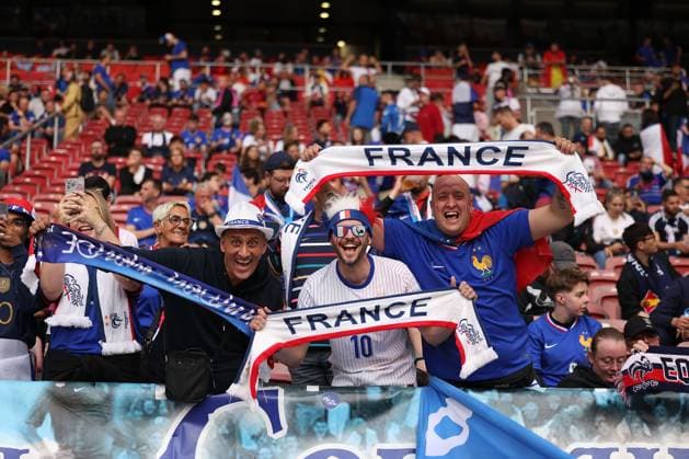 2025.06.05 xJFx UEFA Nations League 2024 25 Halbfinale Spanien - Frankreich v.l., Frankreich Fans,Stimmung, Schals, Trikots, Emotionens vor dem Spiel (UEFA REGULATIONS PROHIBIT ANY USE OF PHOTOGRAPHS as IMAGE SEQUENCES and or QUASI-VIDEO) Copyright: JoaquimxFerreira