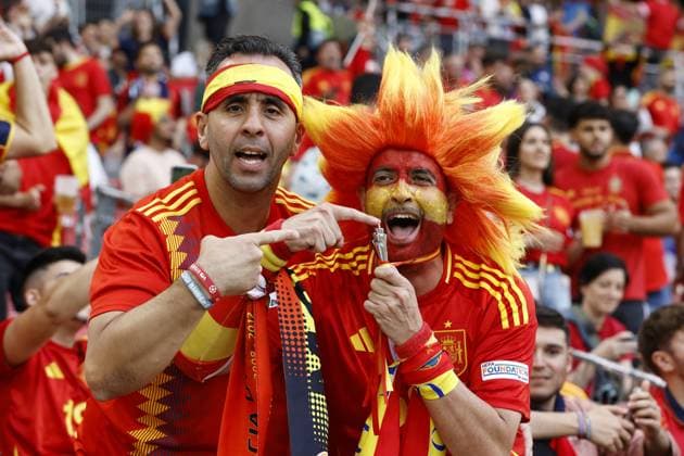 STUTTGART - Spain fans with Nations League trophy during the UEFA Nations League semifinal match Spain v. France at the Stuttgart Arena on June 5, 2025 in Stuttgart, Germany. ANP Hollandse Hoogte MAURICE VAN STEEN UEFA Nations League 2025 Semi-final 2024 25 xVIxANPxSportx xMauricexvanxSteenxIVx 529372771 originalFilename: 529372771.jpg