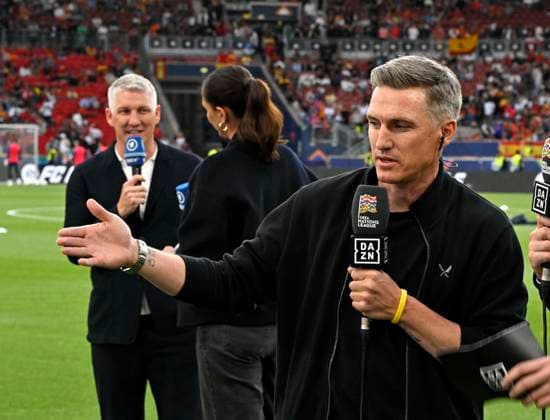 05.06.2025, Fussball UEFA Nations League 2024 25, Halbfinale, Spanien - Frankreich, in der MHP-Arena Stuttgart, ARD Experte Bastian Schweinsteiger und TV Moderatorin Esther Sedlaczek (beide Deutschland). Vorne sein Bruder DAZN Experte Tobias Schweinsteiger (Deutschland).