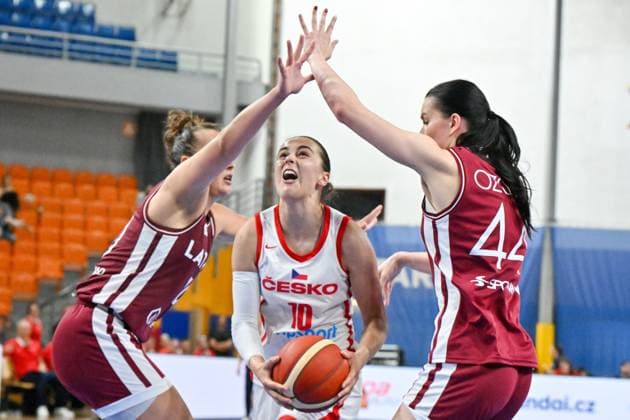 Sport Themen der Woche KW23 Sport Bilder des Tages L-R Aleksa Gulbe (CZE), Eliska Hamzova (CZE) and Katrina Ozola (LVA) in action during the Women s European Basketball Championship preparatory basketball match Czech Republic vs Latvia, in Brno, Czech Republic, June 5, 2025. (CTKxPhoto VaclavxSalek) CTKPhotoP2025060508820  CTKPhotoP2025060508820