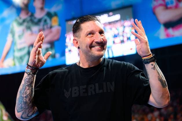 Berlin: HBL - 24 25 - Fuechse Berlin - VfL Gummersbach Stefan Kretzschmar (Berlin) lachend laechelnd gut gelaunt grinst grinsend Berlin Max-Schmeling-Halle Deutschland