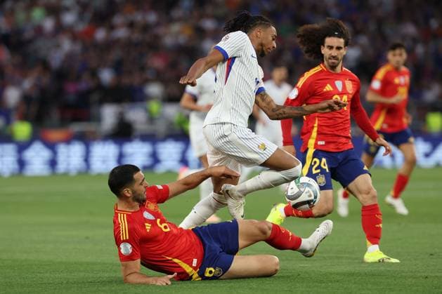 2025.06.05 xJFx UEFA Nations League 2024 25 Halbfinale Spanien - Frankreich v.l., Mikel Merino (Spanien), Michael Olise (Frankreich) Zweikampf, Action, Aktion, Battles for the Ball (UEFA REGULATIONS PROHIBIT ANY USE OF PHOTOGRAPHS as IMAGE SEQUENCES and or QUASI-VIDEO) Copyright: JoaquimxFerreira