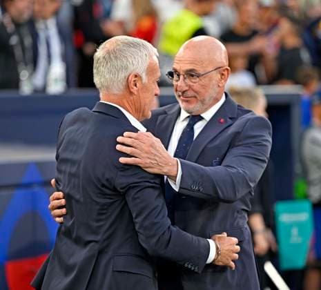 05.06.2025, Fussball UEFA Nations League 2024 25, Halbfinale, Spanien - Frankreich, in der MHP-Arena Stuttgart, v.l. Trainer Didier Deschamps (Frankreich) herzt Trainer Luis de la Fuente (Spanien)