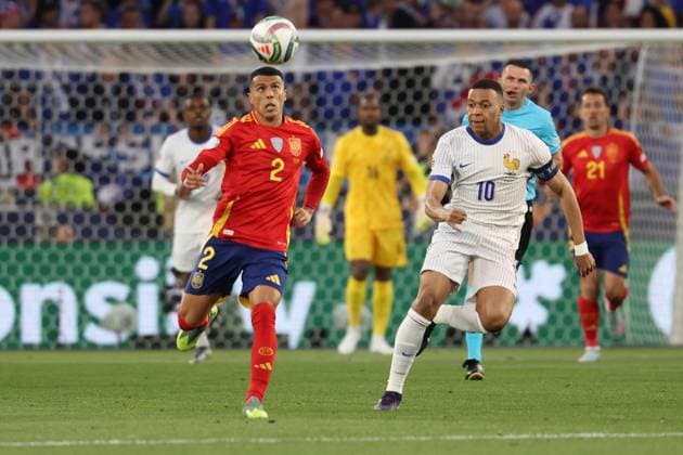 2025.06.05 xJFx UEFA Nations League 2024 25 Halbfinale Spanien - Frankreich v.l., Pedro Porro (Spanien), Kylian Mbappe (Frankreich), in aktion, in action, (UEFA REGULATIONS PROHIBIT ANY USE OF PHOTOGRAPHS as IMAGE SEQUENCES and or QUASI-VIDEO) Copyright: JoaquimxFerreira