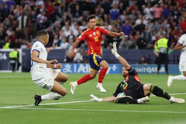 2025.06.05 xJFx UEFA Nations League 2024 25 Halbfinale Spanien - Frankreich v.l., Torchance Kylian Mbappe (Frankreich), goalkeeper, Torwart Unai Simon (Spanien) (UEFA REGULATIONS PROHIBIT ANY USE OF PHOTOGRAPHS as IMAGE SEQUENCES and or QUASI-VIDEO) Copyright: JoaquimxFerreira