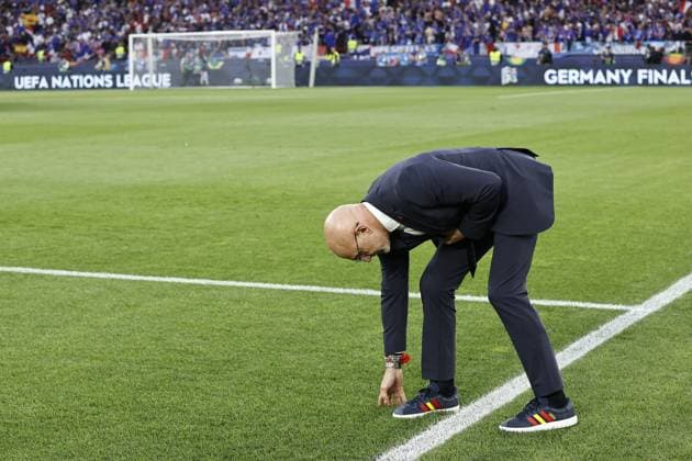 STUTTGART - Spain coach Luis de la Fuente taps the pitch to fire happiness during the UEFA Nations League semifinal match Spain v. France at the Stuttgart Arena on June 5, 2025 in Stuttgart, Germany. ANP Hollandse Hoogte MAURICE VAN STEEN UEFA Nations League 2025 Semi-final 2024 25 xVIxANPxSportx xMauricexvanxSteenxIVx 529374903 originalFilename: 529374903.jpg