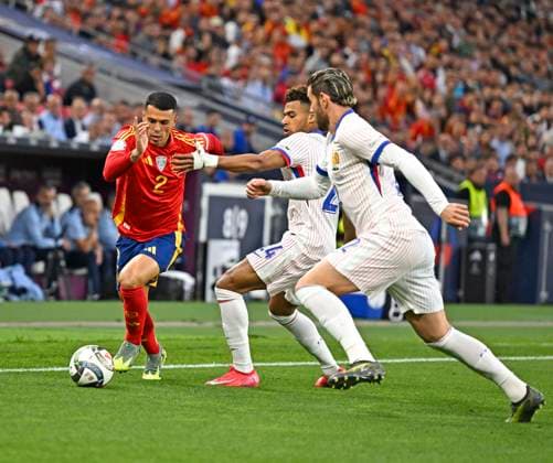 05.06.2025, Fussball UEFA Nations League 2024 25, Halbfinale, Spanien - Frankreich, in der MHP-Arena Stuttgart, v.l. Pedro Porro (Spanien) gegen Desire Doue (Frankreich)