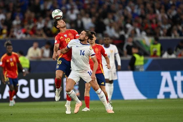 UEFA Nations League Semi-Final: Spain v France STUTTGART, GERMANY - JUNE 05: Martin Zubimendi (18) of Spain in action against Adrien Rabiot (14) of France during the UEFA Nations League 2025 semi-final match between Spain and France at the MHP Arena Stadium on June 5, 2025, Stuttgart, Germany. Halil Sagirkaya Anadolu Stuttgart Germany. Editorial use only. Please get in touch for any other usage.  Copyright: x2025xAnadoluxHalilxSagirkayax