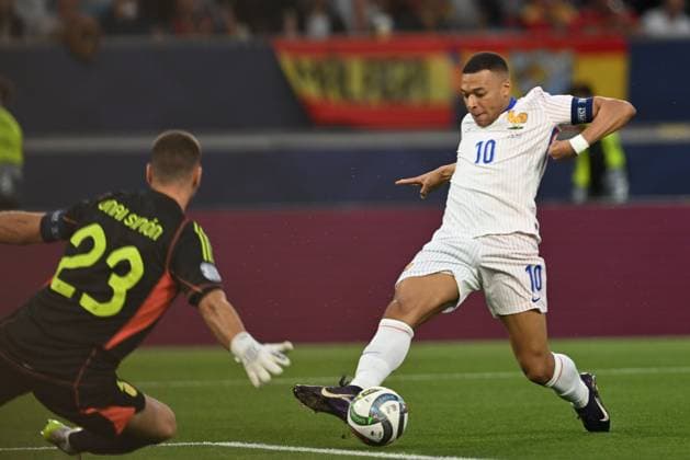 UEFA Nations League Semi-Final: Spain v France STUTTGART, GERMANY - JUNE 05: Unai Simon (23) of Spain in action against Kylian Mbappe (10) of France during the UEFA Nations League 2025 semi-final match between Spain and France at the MHP Arena Stadium on June 5, 2025, Stuttgart, Germany. Halil Sagirkaya Anadolu Stuttgart Germany. Editorial use only. Please get in touch for any other usage.  Copyright: x2025xAnadoluxHalilxSagirkayax