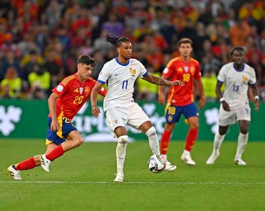 05.06.2025, Fussball UEFA Nations League 2024 25, Halbfinale, Spanien - Frankreich, in der MHP-Arena Stuttgart, v.l. Pedri (Spanien) gegen Michael Olise (Frankreich)