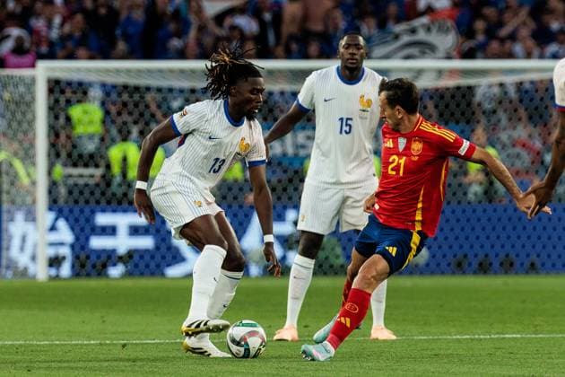 UEFA Nations League Finals: Spanien - Frankreich; 05.06.2025 Zweikampf Manu Kone (Frankreich, 13), Mikel Oyarzabal (Spanien, 21) UEFA Nations League Finals: Halbfinale Spanien - Frankreich; Stuttgart, Arena Stuttgart am 05.06.2025 Copyright: xBEAUTIFULxSPORTS Wunderlx