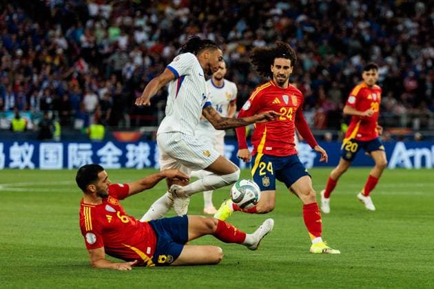 UEFA Nations League Finals: Spanien - Frankreich; 05.06.2025 Zweikampf Mikel Merino (Spanien, 6), Michael Olise (Frankreich, 11), Marc Cucurella (Spanien, 24) UEFA Nations League Finals: Halbfinale Spanien - Frankreich; Stuttgart, Arena Stuttgart am 05.06.2025 Copyright: xBEAUTIFULxSPORTS Wunderlx