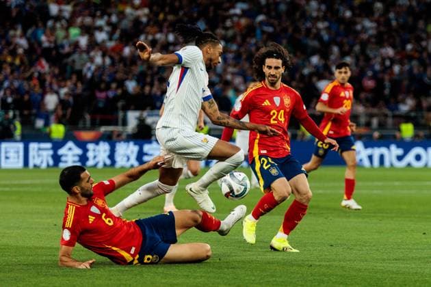 UEFA Nations League Finals: Spanien - Frankreich; 05.06.2025 Zweikampf Mikel Merino (Spanien, 6), Michael Olise (Frankreich, 11), Marc Cucurella (Spanien, 24) UEFA Nations League Finals: Halbfinale Spanien - Frankreich; Stuttgart, Arena Stuttgart am 05.06.2025 Copyright: xBEAUTIFULxSPORTS Wunderlx
