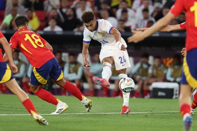 2025.06.05 xJFx UEFA Nations League 2024 25 Halbfinale Spanien - Frankreich v.l., Martin Zubimendi (Spanien), Torschuss Desira Doue (Frankreich) (UEFA REGULATIONS PROHIBIT ANY USE OF PHOTOGRAPHS as IMAGE SEQUENCES and or QUASI-VIDEO) Copyright: JoaquimxFerreira