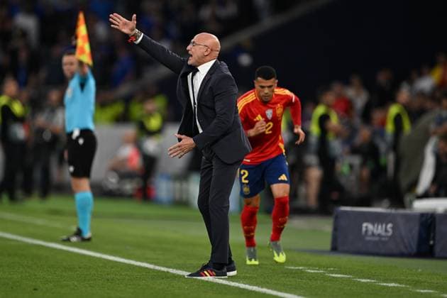 UEFA Nations League Semi-Final: Spain v France STUTTGART, GERMANY - JUNE 05: Spain’s head coach Luis de la Fuente gives instructions to his players during the UEFA Nations League 2025 semi-final match between Spain and France at the MHP Arena Stadium on June 5, 2025, Stuttgart, Germany. Halil Sagirkaya Anadolu Stuttgart Germany. Editorial use only. Please get in touch for any other usage.  Copyright: x2025xAnadoluxHalilxSagirkayax