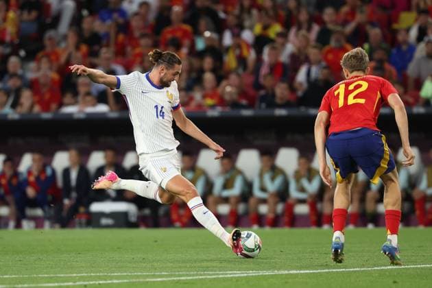 2025.06.05 xJFx UEFA Nations League 2024 25 Halbfinale Spanien - Frankreich v.l., Torschuss Adrien Rabiot (Frankreich), Dean Huijsen (Spanien) (UEFA REGULATIONS PROHIBIT ANY USE OF PHOTOGRAPHS as IMAGE SEQUENCES and or QUASI-VIDEO) Copyright: JoaquimxFerreira