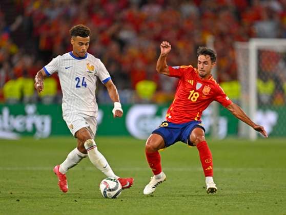 05.06.2025, Fussball UEFA Nations League 2024 25, Halbfinale, Spanien - Frankreich, in der MHP-Arena Stuttgart, v.l. Desire Doue (Frankreich) gegen Martin Zubimendi (Spanien)