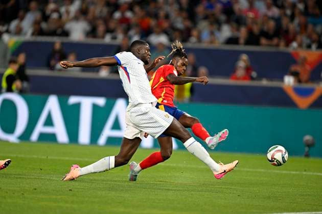 05.06.2025, Fussball UEFA Nations League 2024 25, Halbfinale, Spanien - Frankreich, in der MHP-Arena Stuttgart, Nico Williams (Spanien) zieht ab und trifft zum 1:0