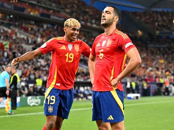 05.06.2025, Fussball UEFA Nations League 2024 25, Halbfinale, Spanien - Frankreich, in der MHP-Arena Stuttgart, Mikel Merino (Spanien) jubelt mit Lamine Yamal (Spanien) .