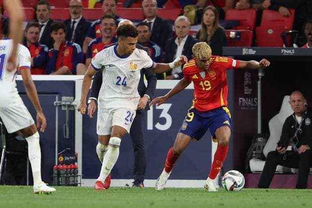 2025.06.05 xJFx UEFA Nations League 2024 25 Halbfinale Spanien - Frankreich v.l., Desira Doue (Frankreich), Lamine Yamal (Spanien), Zweikampf, Action, Aktion, Battles for the Ball (UEFA REGULATIONS PROHIBIT ANY USE OF PHOTOGRAPHS as IMAGE SEQUENCES and or QUASI-VIDEO) Copyright: JoaquimxFerreira