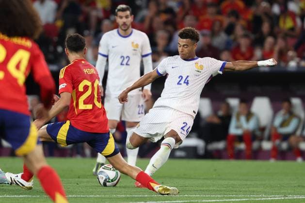 2025.06.05 xJFx UEFA Nations League 2024 25 Halbfinale Spanien - Frankreich v.l., Pedri (Spanien), Desira Doue (Frankreich), in aktion, in action, (UEFA REGULATIONS PROHIBIT ANY USE OF PHOTOGRAPHS as IMAGE SEQUENCES and or QUASI-VIDEO) Copyright: JoaquimxFerreira