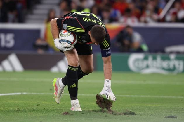Sport Bilder des Tages 2025.06.05 xJFx UEFA Nations League 2024 25 Halbfinale Spanien - Frankreich v.l., goalkeeper, Torwart Unai Simon (Spanien) flickt den Rasen (UEFA REGULATIONS PROHIBIT ANY USE OF PHOTOGRAPHS as IMAGE SEQUENCES and or QUASI-VIDEO) Copyright: JoaquimxFerreira