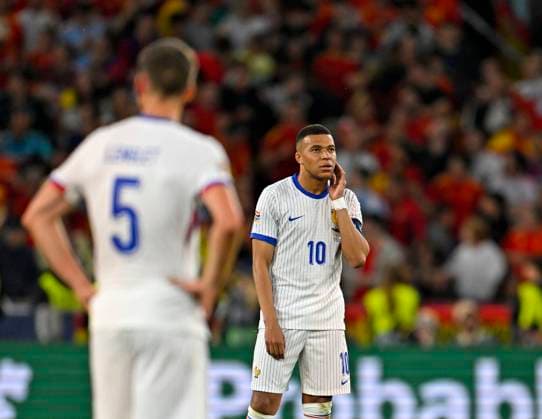 05.06.2025, Fussball UEFA Nations League 2024 25, Halbfinale, Spanien - Frankreich, in der MHP-Arena Stuttgart, v.l. Clement Lenglet (Frankreich) und Kylian Mbappe (Frankreich) sind enttäuscht,