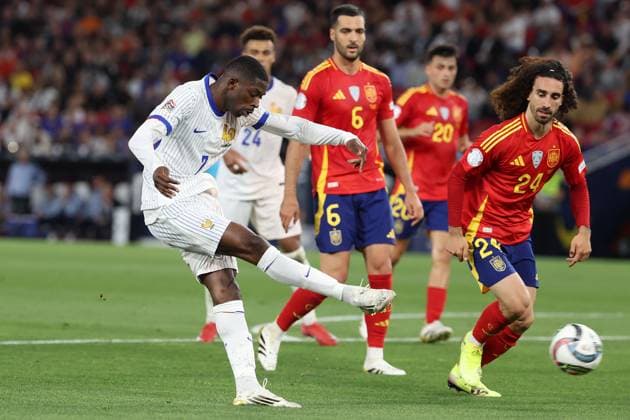 2025.06.05 xJFx UEFA Nations League 2024 25 Halbfinale Spanien - Frankreich v.l., Ousmane Dembele (Frankreich), Marc Cucurella (Spanien) in aktion, in action, (UEFA REGULATIONS PROHIBIT ANY USE OF PHOTOGRAPHS as IMAGE SEQUENCES and or QUASI-VIDEO) Copyright: JoaquimxFerreira