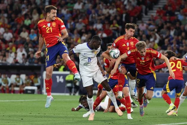 2025.06.05 xJFx UEFA Nations League 2024 25 Halbfinale Spanien - Frankreich v.l., Mikel Oyarzabal (Spanien), Pierre Kalulu (Frankreich), ,Robin Le Normand (Spanien), Dean Huijsen (Spanien) in aktion, in action im Strafraum (UEFA REGULATIONS PROHIBIT ANY USE OF PHOTOGRAPHS as IMAGE SEQUENCES and or QUASI-VIDEO) Copyright: JoaquimxFerreira