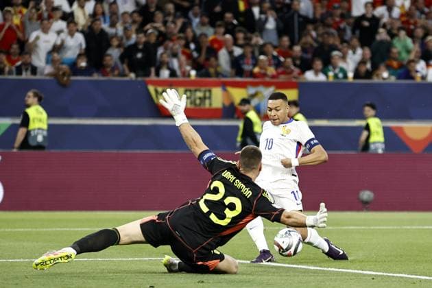 STUTTGART - (l-r) Spain goalkeeper Unai Simon, Kylian Mbappe or France during the UEFA Nations League semifinal match Spain v. France at the Stuttgart Arena on June 5, 2025 in Stuttgart, Germany. ANP Hollandse Hoogte MAURICE VAN STEEN UEFA Nations League 2025 Semi-final 2024 25 xVIxANPxSportx xMauricexvanxSteenxIVx 529377382 originalFilename: 529377382.jpg